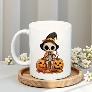 Keramik Kaffeetasse mit süßem Halloween Skelett und Kürbis Design, ideal für die Herbstsaison.