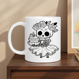 Vista dettagliata della tazza in ceramica bianca con illustrazione di teschio di zucchero.