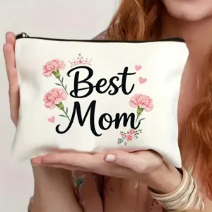 Nahaufnahme Detail einer weißen Kosmetiktasche mit Best Mom und schönem Blumenmotiv.