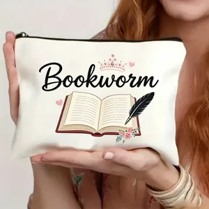 Nahaufnahme einer weißen Kosmetiktasche mit Bookworm-Druck, gehalten in Lifestyle-Ansicht.