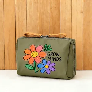 Kompakte koreanische Kosmetiktasche im Detail mit süßem Blumenmuster und robustem Material.
