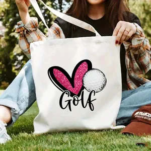 Detailansicht der lässigen weißen Segeltuchtasche mit niedlichem rosa Herz- und Golf-Grafikdesign.