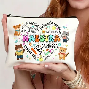 Nahaufnahme einer Leinen-Lehrer-Kosmetiktasche mit süßen Tiermotiven und inspirierenden Texten.