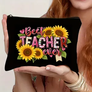Detailansicht der schwarzen Kosmetiktasche für Lehrer mit Sonnenblumen und Aufdruck.