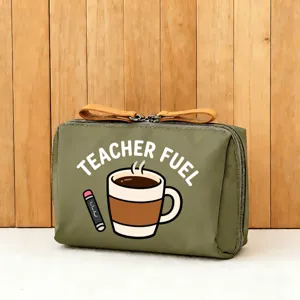 Detailansicht der minimalistischen Kosmetiktasche mit niedlichem Kaffeetassen-Druck und Text.