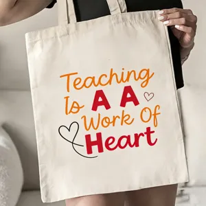 Detailansicht der Lehrertasche aus Canvas mit wunderschönem Herzaufdruck für den Alltag.