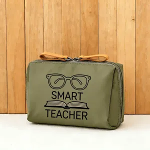 Detailansicht der gruenen Kosmetiktasche mit Lehrer-Aufdruck und praktischen Leder-Reissverschlüssen.