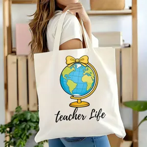 Detailansicht der weißen Canvas Tragetasche mit Lehrer Weltkugel Print für den Alltag.