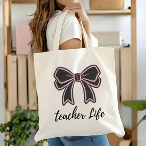 Detailansicht der großen Kanvastasche mit stilvoller Schleife und Lehreraufdruck.