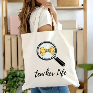 Detailansicht der weißen Canvas Tragetasche mit schickem Lupen und Teacher Life Druck.