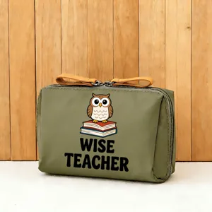 Detailansicht der grünen Kosmetiktasche mit Eulenmuster, tragbare Aufbewahrung für Make-up.