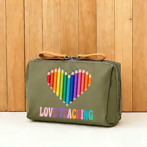 Detailansicht der grünen Kosmetiktasche mit buntem Stifteherz-Design und Tragegriff.