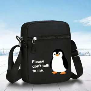 Vue détaillée du petit sac bandoulière noir avec imprimé pingouin mignon et fermeture éclair.