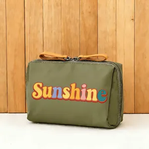 Grüne tragbare Kosmetiktasche mit Retro-Typografie, perfekt für den täglichen Reisegebrauch.