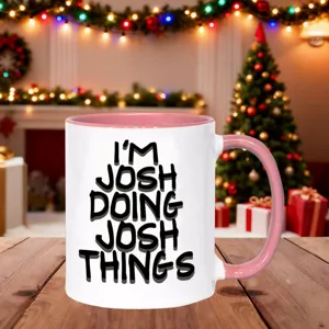 Festliche Keramiktasse mit rosa Henkel und lustigem Spruch, ideal für gemütliche Feiertage.