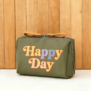 Detailansicht der olivgrünen Kosmetiktasche mit dem bunten retro Happy Day Aufdruck.