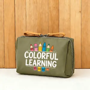 Detailansicht der olivgruenen Kosmetiktasche mit buntem Stifte Aufdruck und starkem Reissverschluss.