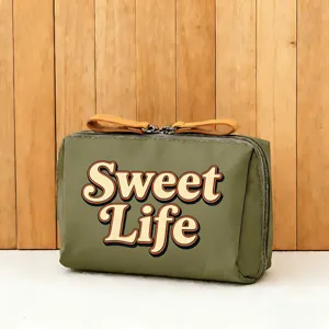Detailansicht der olivgrünen Kosmetiktasche mit Sweet Life Druck und Lederschiebern.