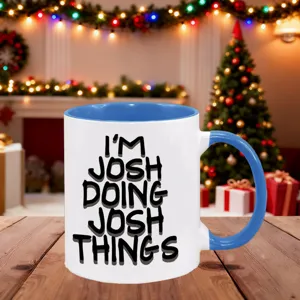 Personalisierte Keramiktasse mit lustigem Textdesign, blauem Henkel und Innenseite.