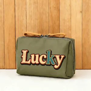 Grüne Kosmetiktasche mit retro Lucky-Buchstaben, tragbare Make-up-Tasche für den Alltag.