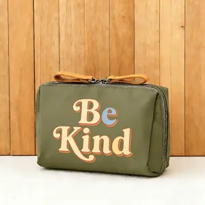 Olivgrüne Kosmetiktasche mit Be Kind Aufdruck, tragbare Make-up Tasche für den täglichen Alltag.