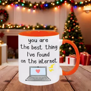 Keramik Kaffeetasse Detailansicht mit festlichem Weihnachtsbaum Hintergrund und tollem Zitat.