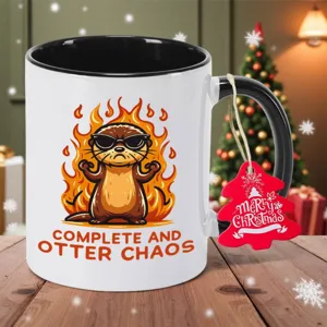 Keramische mok met schattig otterontwerp en kerstboomhangertje, perfect vakantiecadeau.