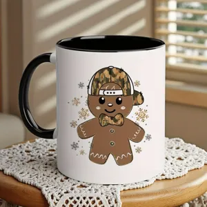 Gros plan sur une tasse en céramique avec motif de bonhomme pain d'épices camouflage festif.