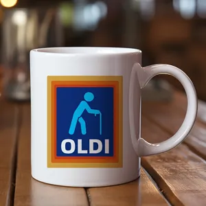 Détail d'une tasse en céramique avec logo parodie de senior drôle sur fond en bois.