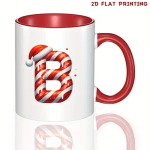 Detalle de taza de letra de bastón de Navidad con acabado de cerámica roja brillante.