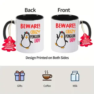 Taza de cafe de ceramica con lindo estampado de pingüino y etiquetas navideñas para regalos.