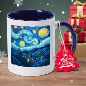 Tazza da caffè in ceramica Van Gogh Notte Stellata con manico blu e etichetta natalizia festiva.