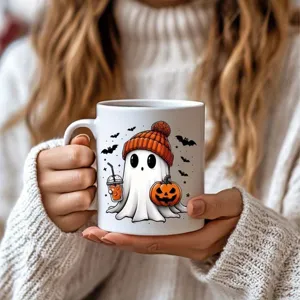Primo piano tazza ceramica fantasma Halloween, dettaglio maglione lavorato a maglia.