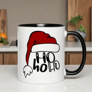 Weihnachtsmütze Keramik Kaffeetasse mit schwarzem Henkel, ideal für heiße Getränke und Feiertage.