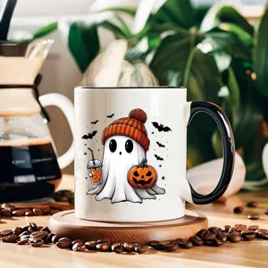Vista dettagliata della simpatica tazza in ceramica fantasma di Halloween con zucca e berretto.