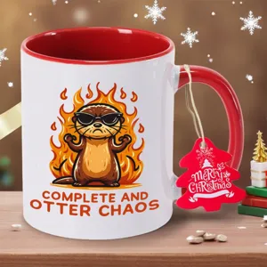 Keramische koffiekop met schattig otter design en rode handgreep, perfect feestelijk kerstcadeau.