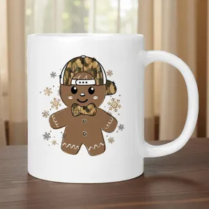 Vue de détail d'une tasse en céramique blanche avec motif pain d'épices, parfaite pour Noël.