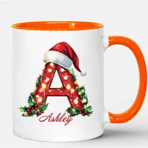 Taza de café de cerámica con inicial de Navidad personalizada con nombre Ashley para regalo.