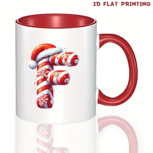Primer plano detallado de la taza navideña personalizada con motivo de bastón de caramelo.