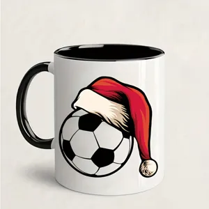 Nahaufnahme Detail einer Keramiktasse mit festlichem Fussball und Weihnachtsmannmuetze.
