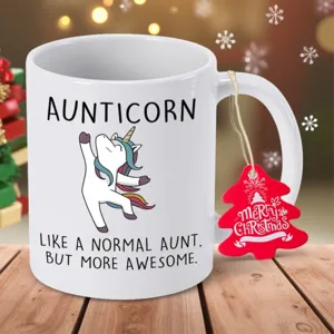 Keramiktasse Detailansicht mit lustigem Einhorn Motiv und Spruch sowie Weihnachtsanhänger.