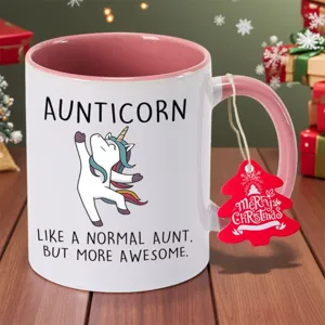 Nahaufnahme einer Keramiktasse mit süßem Einhorn-Design und lustigem Spruch für Tanten.
