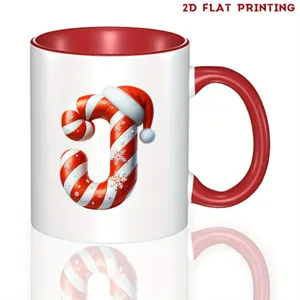 Taza de café de cerámica navideña con asa roja y diseño de letra bastón de caramelo festivo