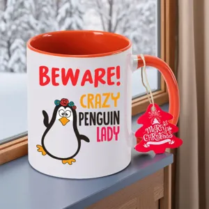 Keramische Tasse mit Pinguin Motiv und lustigem Text, orange Henkel, ideales Weihnachtsgeschenk.