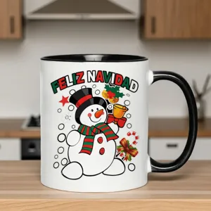Keramiktasse mit festlichem Schneemann-Motiv und spanischem Feiertags-Schriftzugbedruckung.