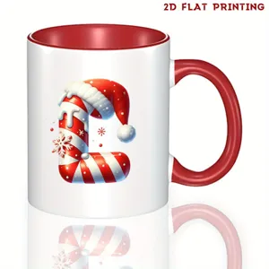Taza de ceramica de navidad con diseno de letra C de baston de caramelo rojo y blanco.