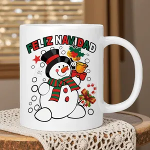 Nahaufnahme des weihnachtlichen Keramik-Kaffeebechers mit festlichem Schneemann und Text.
