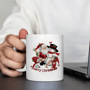 Tazza di Natale in ceramica, dettaglio con simpatico Babbo Natale, mano che tiene la tazza.