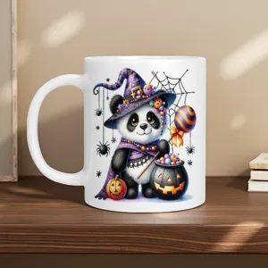 Halloween Keramik Kaffeetasse mit süßem Panda-Hexe-Design, Kürbis und gruseligen Elementen.