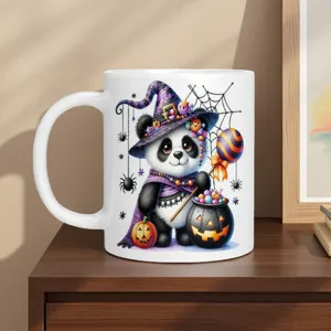 Halloween süße Panda Keramik Kaffeetasse Detail Nahaufnahme Ansicht mit festlichem Hexenhut.